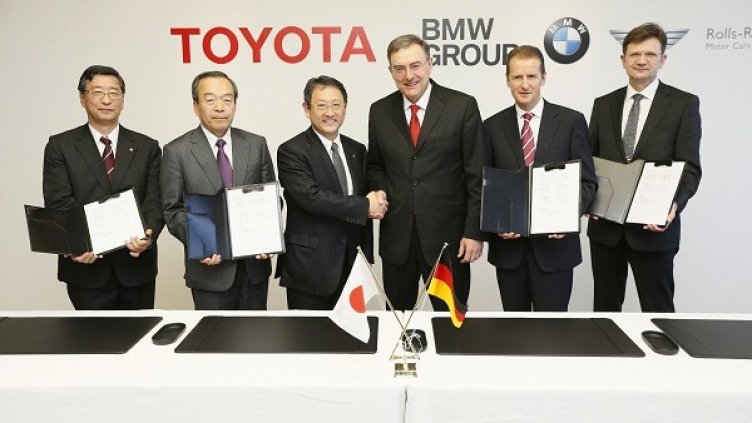 Председателят на Борда на директорите на BMW AG Норберт Райтхофер и президентът на Toyota Motor Corporation Акио Тойода при подписване на споразумението. Снимка: BMW