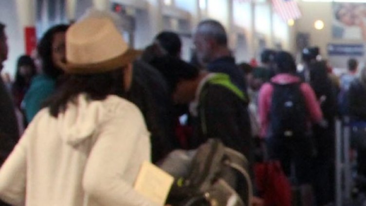 Засега част от наземното обслужване остава блокирано и летищните власти търсят изход от създалото се положение. Снимка: БТА