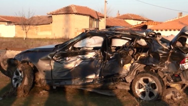 Смачканата кола. Снимка: Dnes.bg