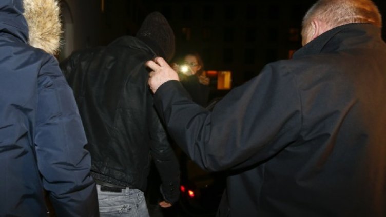 Левандовски опитва да се скрие с качулка от фоторепортерите. Снимка: Reuters