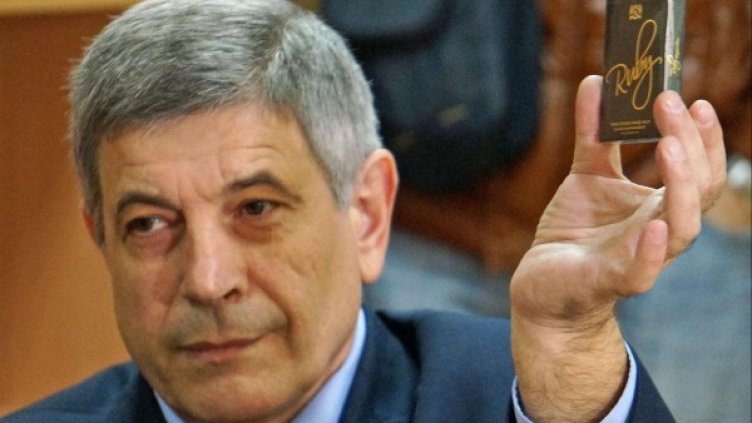 Лазаров показва кутия от контрабандата. Снимка: БулФото