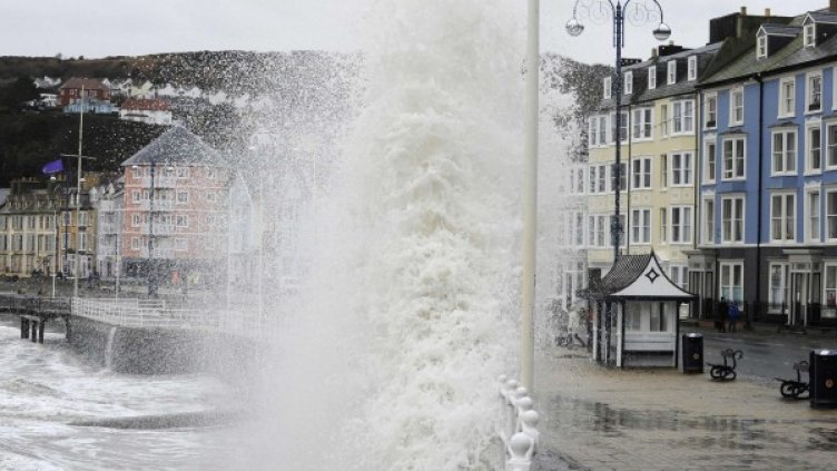 Вълни заливат Абъристуит. Снимка: Ройтерс