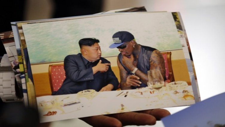 Баскетболистът показа на заминаване снимка със севернокорейския лидер. Снимка: Reuters