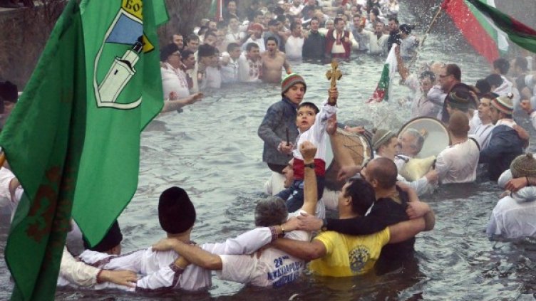 Мъжкото хоро и малкият мъж – Валентин