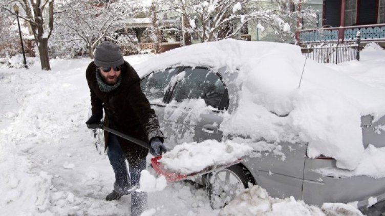 Валкове, самолети и автомобили не могат да се движат поради влошените метеорологични условия. Снимка: архив Ройтерс