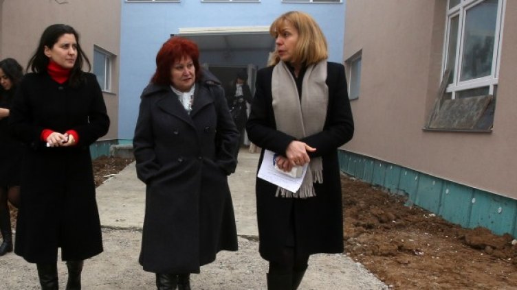 Кметът на столицата Йорданка Фандъкова прави инспекция на детската градина. Снимка: БТА