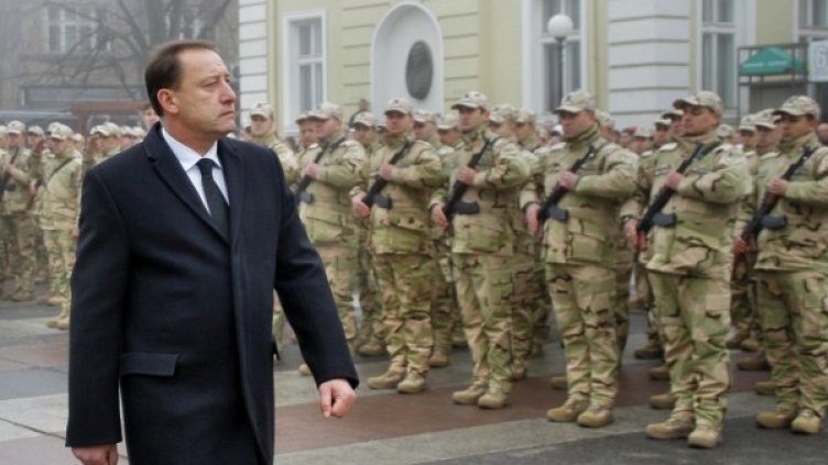 Ангел Найденов изпрати военнослужещите от 16-та рота за участие в мисията на НАТО в Афганистан. Снимка: БТА