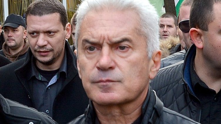 Волен Сидеров във Варна сред привърженици. Снимка: БТА