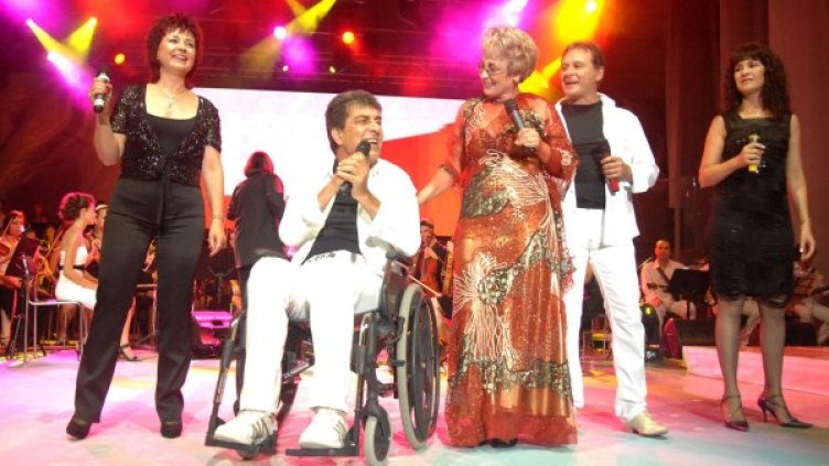 Гого Найденов с колегите си от фамилия "Тоника" на фестивала "Бургас и морето". Снимка: архив, Булфото