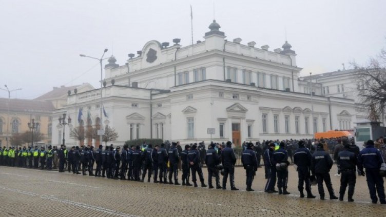 На днешния "радикален" протест имаше повече полицаи, отколкото демонстранти. Снимка: Булфото