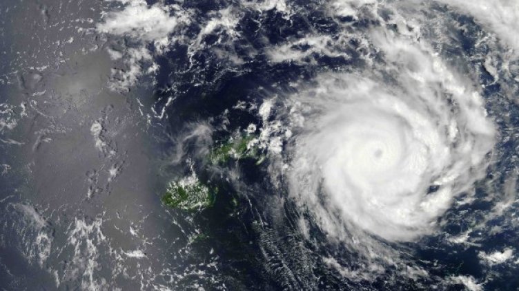 Бурята от пета категория "Иън" връхлетя Тонга със силни дъждове и ветрове, чиито пориви надхвърлиха 200 км/ч. Снимка: Reuters