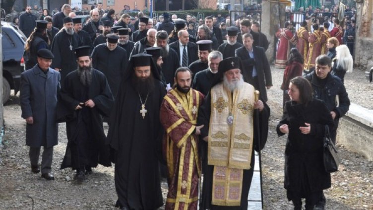 Свещеници и миряни в двора на Неврокопската митрополия. Снимка: БТА