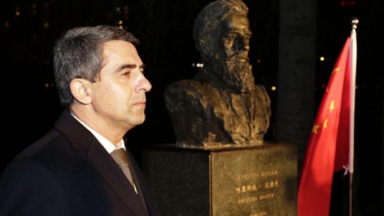 Президентът Плевнелиев поднесе венец на паметника на Христо Ботев в Пекин. Снимка: БТА