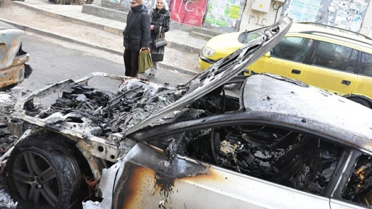Изгорелите автомобили във Варна. Снимка: Булфото
