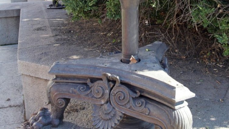 Фенерите с изтръгнатите грифони. Снимка: архив, Булфото