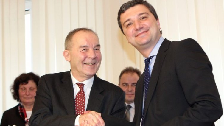 Министър  Драгомир Стойнев  и Винс Новак от ЕБВР при подписване на споразумението. Снимка: БТА