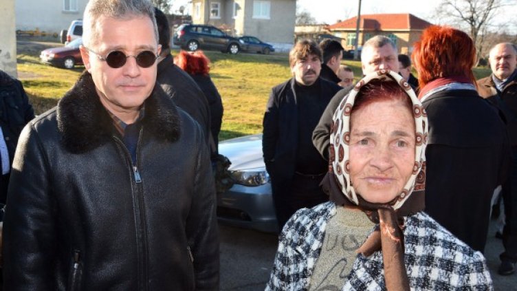 С две телета курбан майката на Ахмед Доган отбеляза годишнината от опита за атентат срещу сина й. Демире Доган (дясно) раздаде за здраве в село Дръндар, където е роден почетният председател на ДПС. Присъства и депутатът Йордан Цонев (ляво). Снимка: БТА