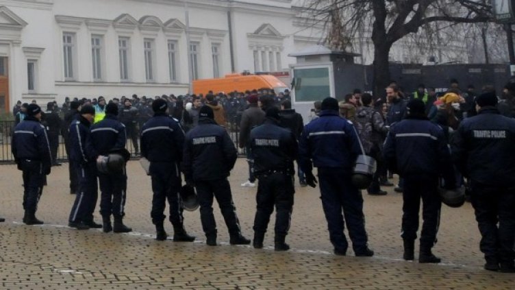 Месеци наред хиляди полицаи от вътрешността на страната са командировани, за да вардят протестите в София. Снимка: архив, Булфото