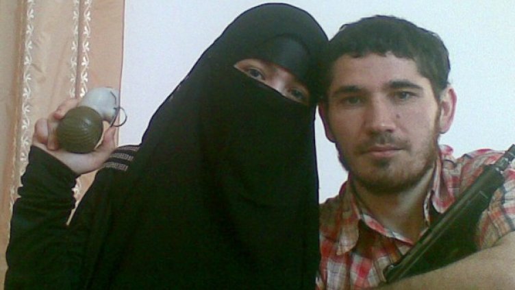 Дженет Абдурахманова, заподозряна, че се е самовзривила в московското метро през 2010 г., и съпругът й Умалат Магомедов, убит от руските сили за сигурност. Снимка: архив, Reuters