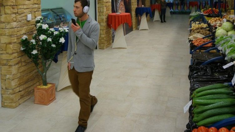 Мъжете също си падат по шопинга. Снимка: Булфото, архив