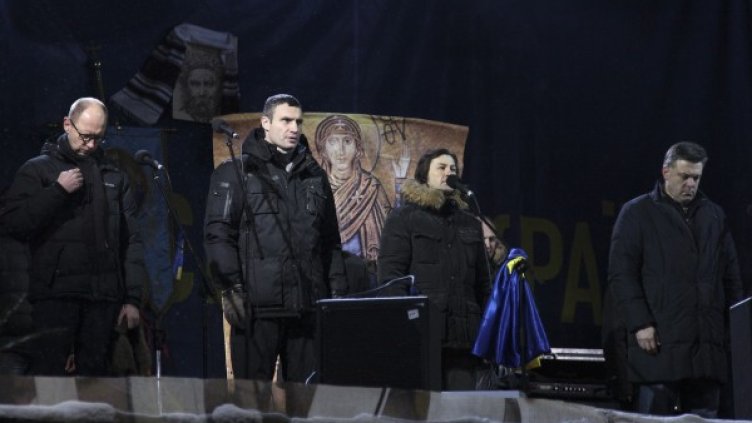 Олег Тягнибок /дясно/, Виталий Кличко /вторият вляво/ и Арсений Яценюк. Снимка: Reuters