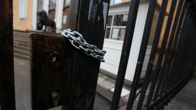 Вериги по вратите на СУ. Снимка: БТА