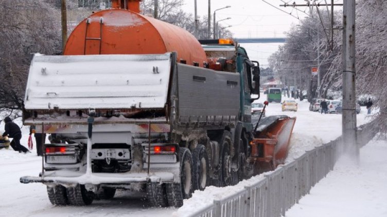 Усложнената зимна обстановка във Варна. Снимка: Булфото