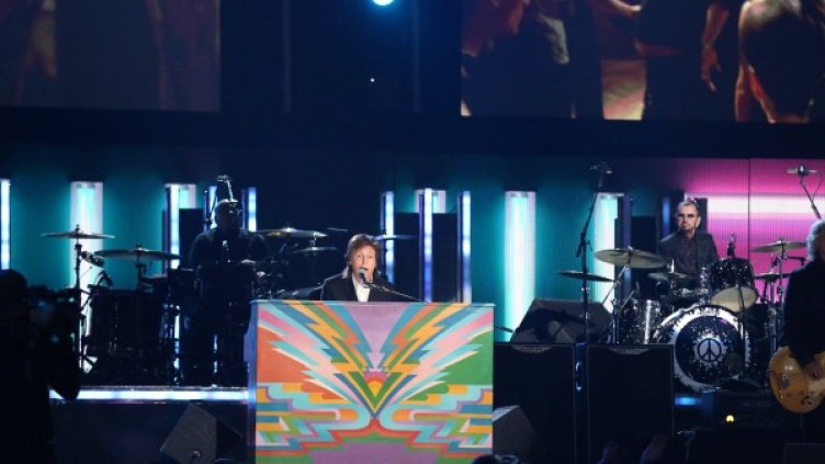 Съвместното изпълнение на останалите живи членове на "Бийтълс" Пол Маккартни и Ринго Стар е привлякъл интереса назрителите. Снимка: БТА