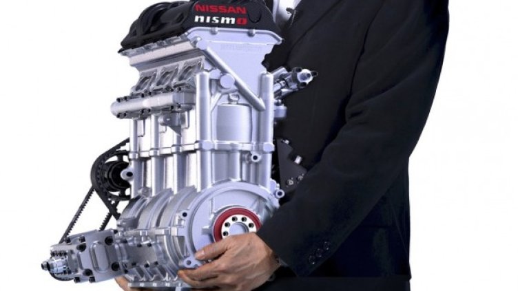 Двигателят е толкова компактен, че може да се държи на ръце. Снимка: Nissan