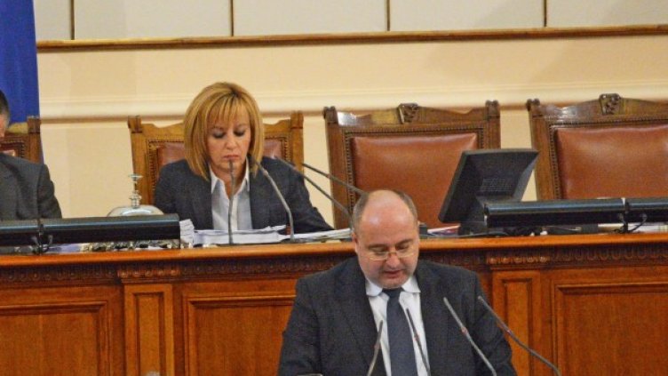 Мая Манолова и Четин Казак предлагат прекратяване на процедурата. Снимка: Булфото