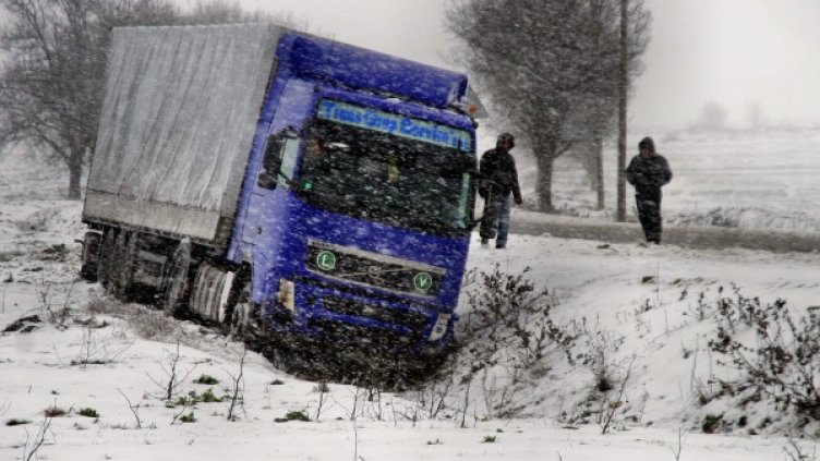 ТИР аварира тази сутрин заради тежката обстановка на пътя Котел - Омуртаг. Снимка БТА
