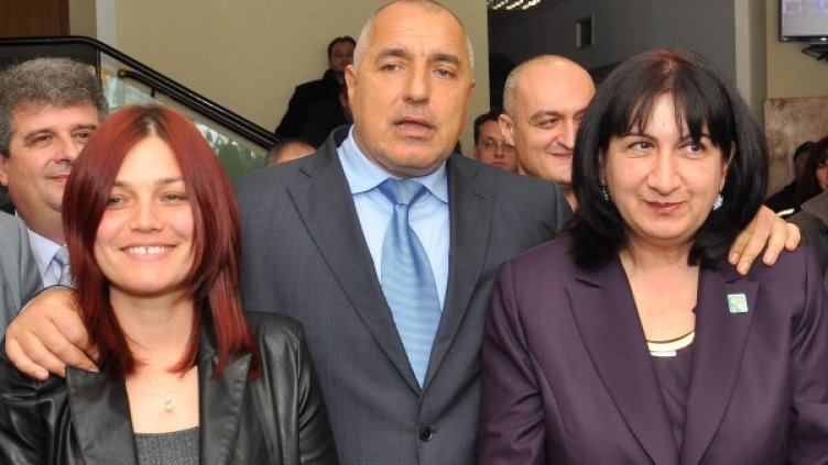 Бойко Борисов с Нина Петкова (л) и Димитранка Каменова (д). Снимка: БТА