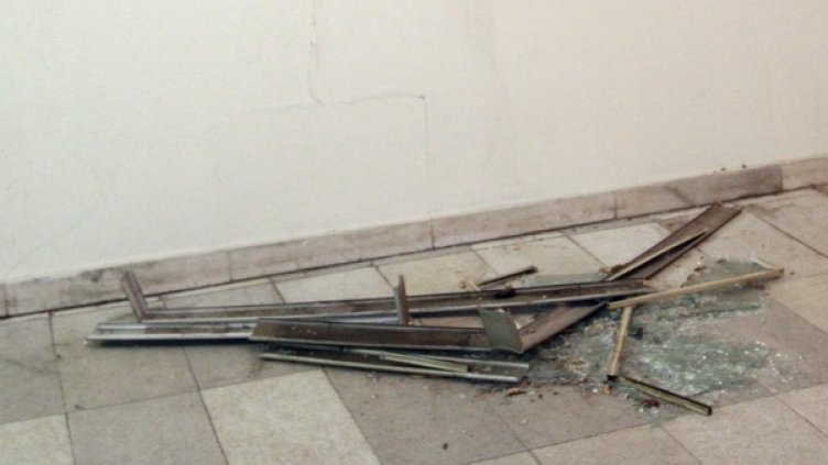 Част от срутилия се покрив. Снимка: БТА