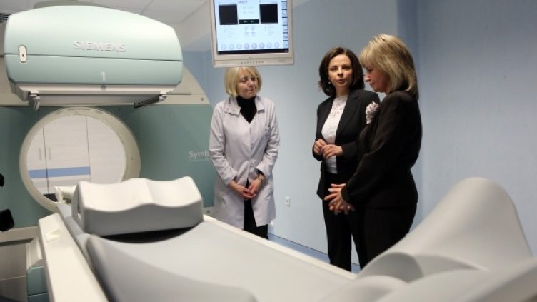 Министър Таня Андреева в Специализираната болница за активно лечение по онкология. Снимка БТА