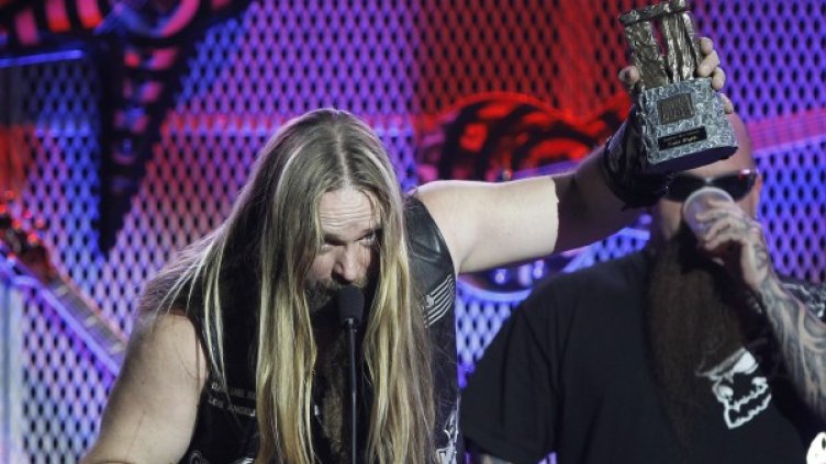 Zakk Wylde с наградата за най-добър китарист на наградите Golden Gods в Лос Анджелис през 2010 година. Снимка: Reuters