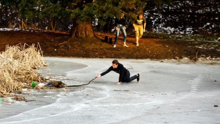 Едно дете и едно куче. В битка за човещината!