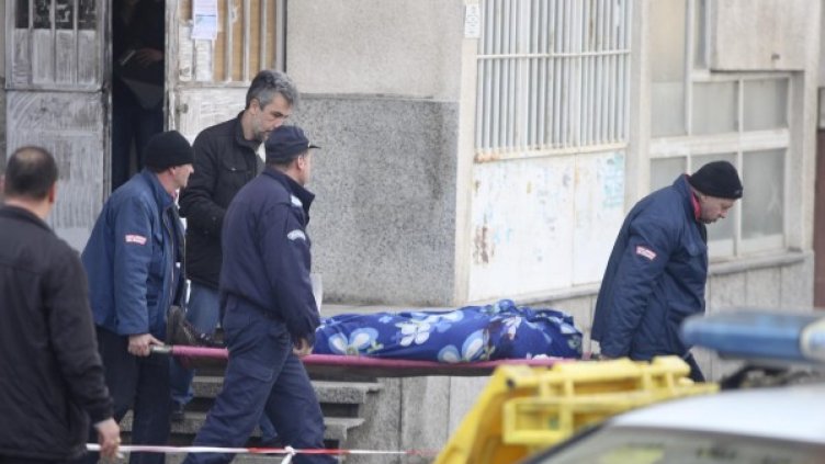 Входът, в който бе разстрелян Стоян Цветков. Снимка: Булфото
Санитари изнасят тялото на убития мъж. Снимка: Булфото