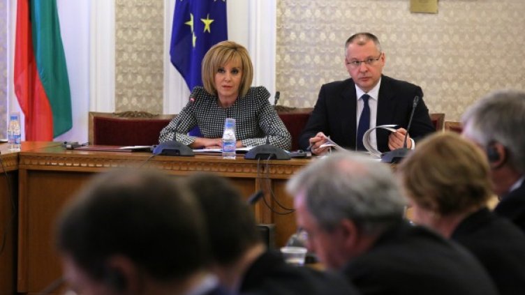 Мая Манолова и Сергей Станишев представиха проекта на Изборен кодекс пред дипломати. Снимка: БТА