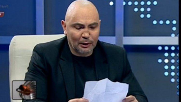 Росен Петров си изчете от листче заявлението за членство в "България без цензура" Снимка: bTV