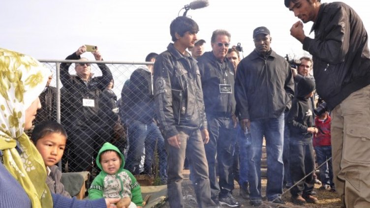 Янк Бари r Ивендър Холифийлд в бежанския лагер в Харманли. Снимка: архив, Булфото