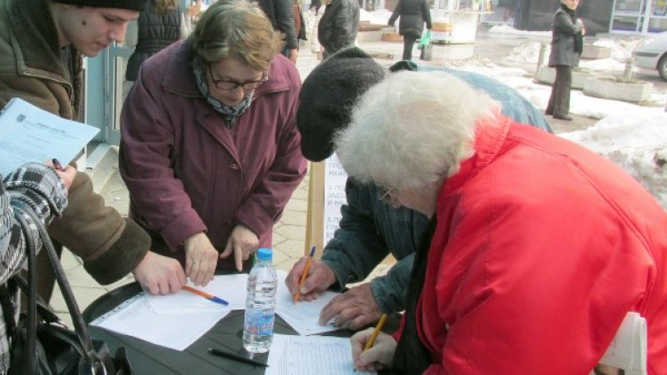 В страната от дни текат подписки за инициирането на референдум. Снимка: БТА