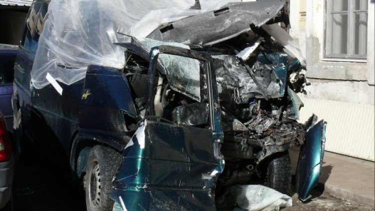 Катастрофиралият микробус. Снимка: БТА