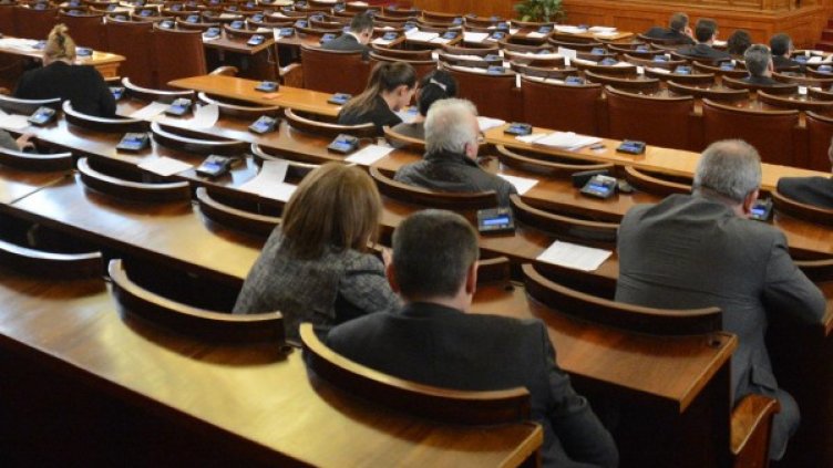 Оредели парламентарни редици. Снимка: Булфото