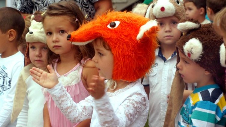 И най-малките деца скоро може да държат миниматури. Снимка: Булфото, архив