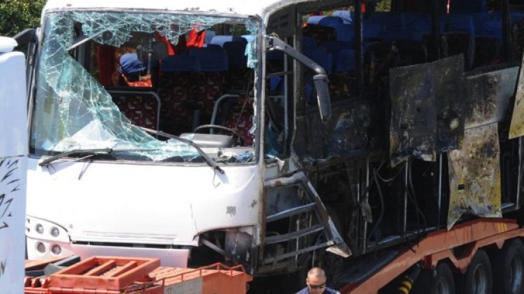 Взривеният автобус на летището в Сарафово. Снимка, архив Булфото