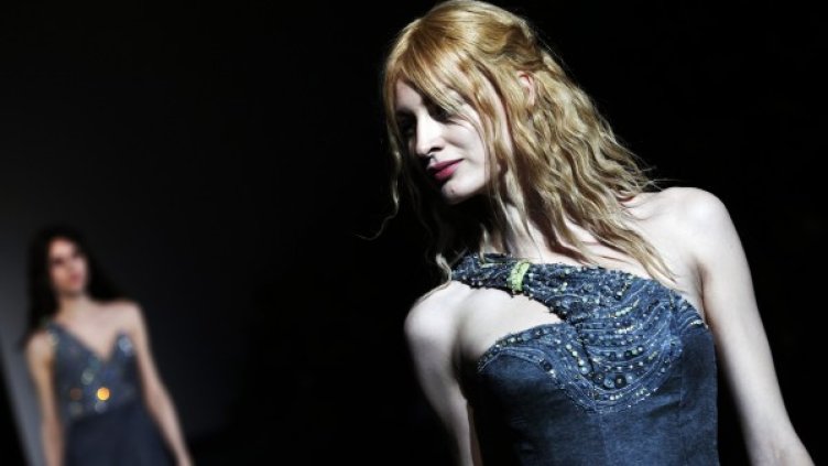 Бляскаво сиво с цветен акцент