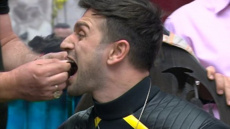 Сано, който бе заподозрян за Къртицата, яде скорпион. Снимка: TV7