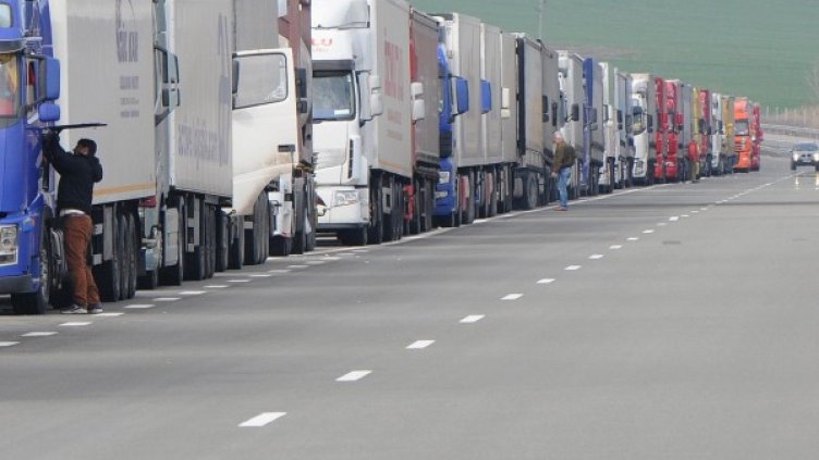 Опашката от тирове на ГКПП "Капитан Андреево" от преди дни. Снимка, архив Булфото