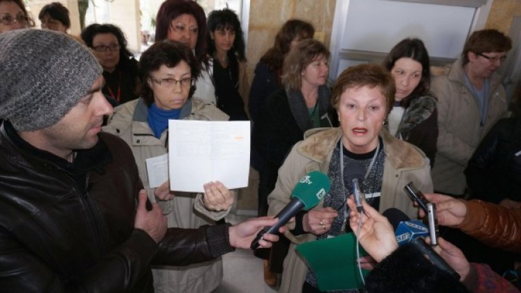 Протестът на служители от Регионалната здравна инспекция във Варна. Снимка Булфото