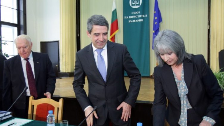 Президентът и вицепрезидентът на кръгла маса по проблемите на конституционната жалба. Снимка БТА